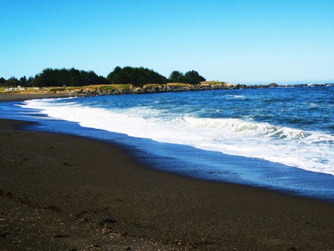 10 bãi biển cát đen ấn tượng nhất thế giới