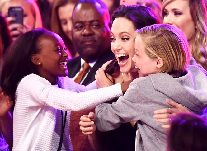  “Tiên hắc ám” Angelina Jolie rạng ngời tại Kids' Choice Awards 2015